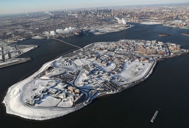 El cuestionado complejo de 10 cárceles en una isla de Nueva York que se convirtió en una “vergüenza nacional” para la ciudad