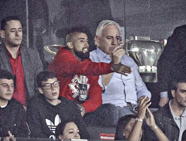 Arturo Vidal fue a ver al Paranaense, que se despidió de Copa de Brasil ante Flamengo