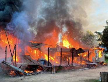 Una vivienda y un vehículo terminaron destruidos en incendio al interior de la reserva nacional Lago Peñuelas