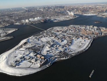 El cuestionado complejo de 10 cárceles en una isla de Nueva York que se convirtió en una “vergüenza nacional” para la ciudad