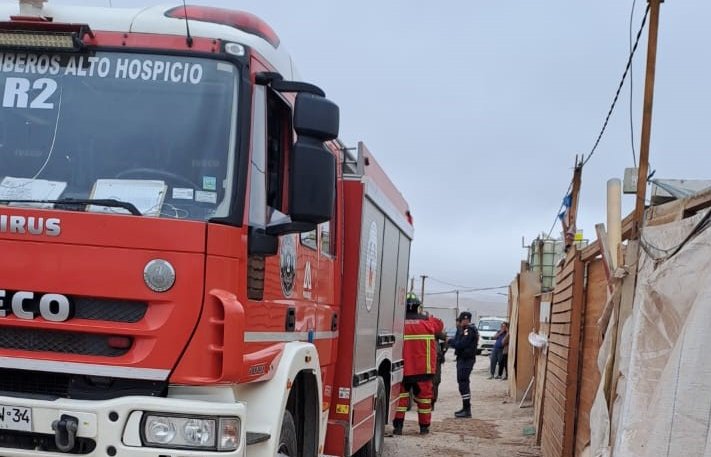 Tragedia en Alto Hospicio: Tres niños murieron en incendio que consumió su casa en una toma del sector El Boro