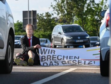 Activistas climáticos bloquearon el tránsito en varias ciudades de Alemania: algunos se pegaron a las calles