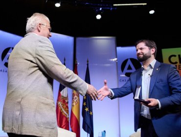 Cantautor Joan Manuel Serrat y Juez Garzón reciben medalla conmemorativa de los 50 años del golpe de Estado