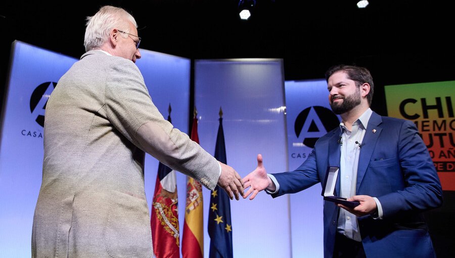 Cantautor Joan Manuel Serrat y Juez Garzón reciben medalla conmemorativa de los 50 años del golpe de Estado