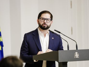 Presidente Gabriel Boric llegó a Bruselas para participar en cumbre entre Celac y Unión Europea