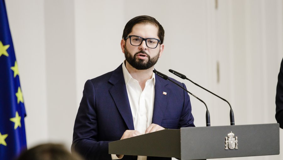 Presidente Gabriel Boric llegó a Bruselas para participar en cumbre entre Celac y Unión Europea