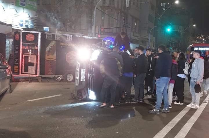 Tres personas lesionadas dejó volcamiento de un vehículo en pleno centro de Valparaíso