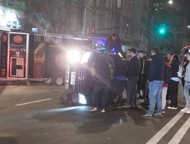 Tres personas lesionadas dejó volcamiento de un vehículo en pleno centro de Valparaíso