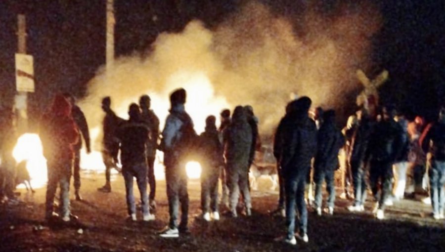 Pobladores de una toma de Concón encienden barricadas y originan kilométrica congestión en protesta a cortes de energía eléctrica