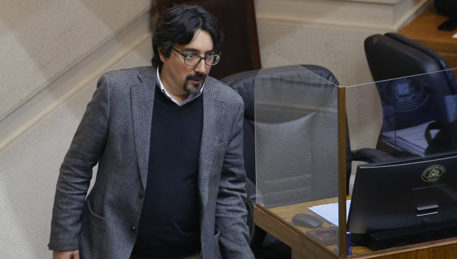 Latorre afirma que senadores que recurrirán al TC por Comisión contra la Desinformación "están haciendo el ridículo"