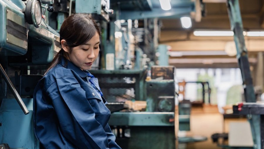 Los jóvenes chinos que regresan a vivir a casa de sus padres porque están exhaustos por el trabajo o no consiguen uno