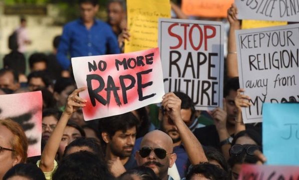 La enorme indignación en India después de que dos mujeres fueran exhibidas desnudas por una turba de hombres