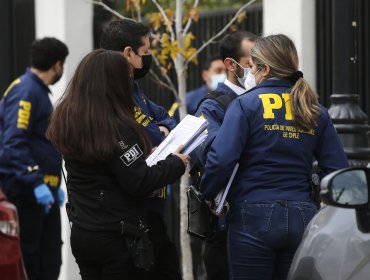 Delincuentes roban $20 millones en efectivo y otros $20 millones en especies tras asalto a la casa de ex Alcalde en La Reina