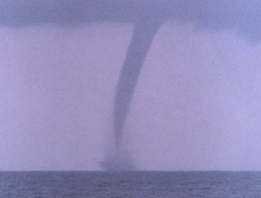 Emiten aviso por probables tornados o trombas marinas en cinco regiones del país