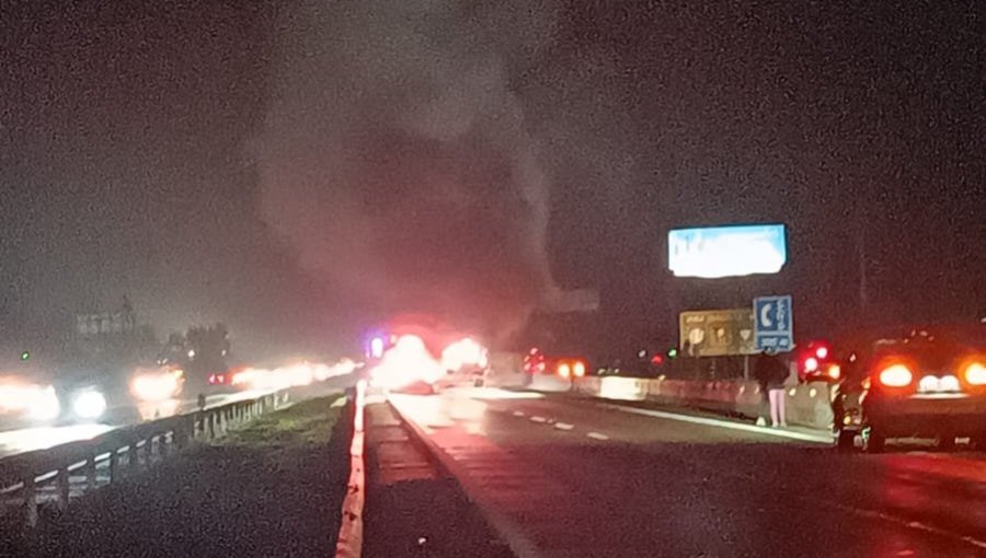 Camión se incendió en la ruta 68 en sector de Casablanca: tránsito se interrumpió en dirección a Santiago