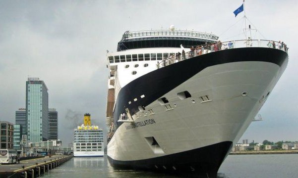 Ámsterdam prohibe ingreso de cruceros para limitar el número de visitantes y frenar la contaminación