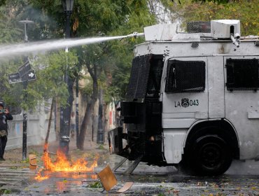 Estudiantes del Liceo de Aplicación quemaron paradero de la locomoción colectiva: Instalaron barricada