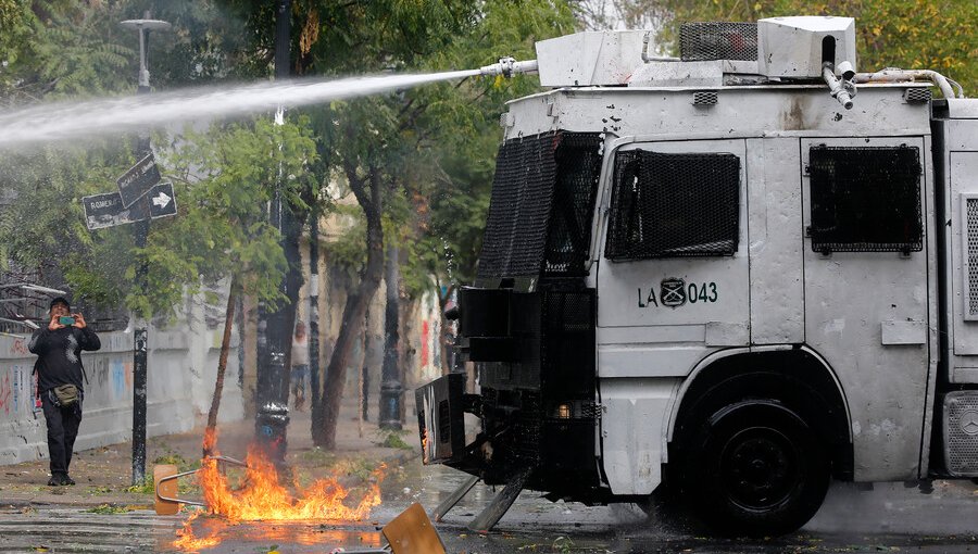 Estudiantes del Liceo de Aplicación quemaron paradero de la locomoción colectiva: Instalaron barricada