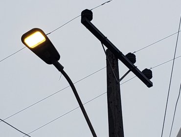 Renuevan luminarias en población Porvenir del cerro Playa Ancha para mejorar la seguridad en Valparaíso