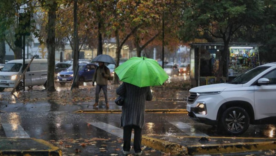 Sistema frontal continuará hasta la tarde de este sábado en la Región Metropolitana