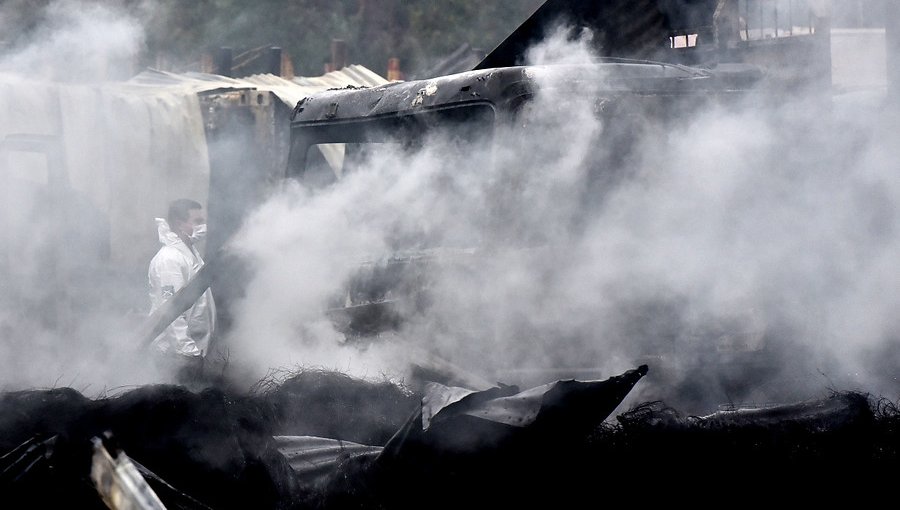 Encapuchados secuestran bus con trabajadores forestales para luego prenderle fuego en Collipulli