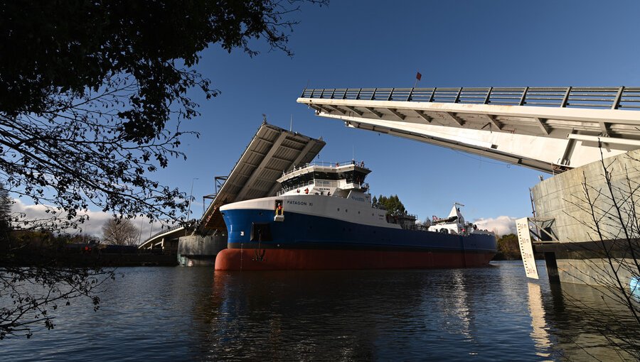 Barco de transporte de peces más grande hecho en Chile pasó bajo el puente Cau Cau