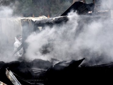 Encapuchados secuestran bus con trabajadores forestales para luego prenderle fuego en Collipulli