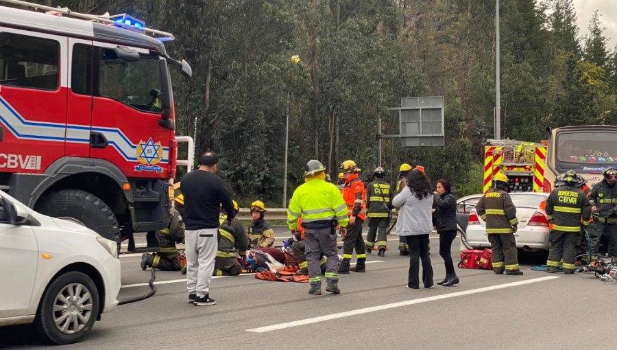 Una persona atrapada dejó violento accidente de automóvil particular con microbús en subida Santos Ossa en Valparaíso