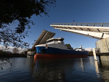 Barco de transporte de peces más grande hecho en Chile pasó bajo el puente Cau Cau