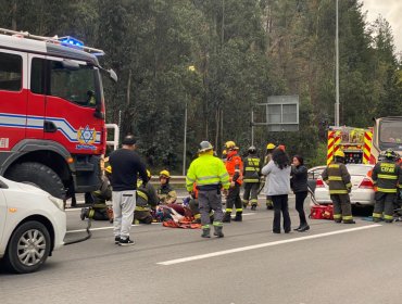 Una persona atrapada dejó violento accidente de automóvil particular con microbús en subida Santos Ossa en Valparaíso