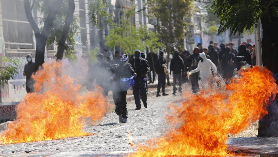 Menor de 16 años con riesgo vital tras quemarse con bomba molotov en toma de Liceo de Aplicación