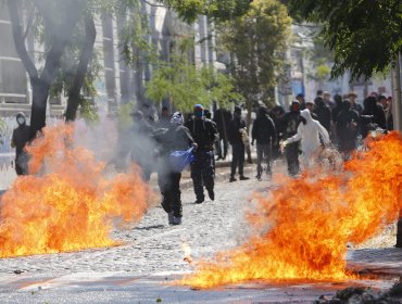 Menor de 16 años con riesgo vital tras quemarse con bomba molotov en toma de Liceo de Aplicación