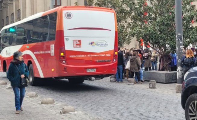 Republicanos denuncian a Jadue en Contraloría: lo acusan de facilitar buses municipales para trasladar a personas a manifestaciones