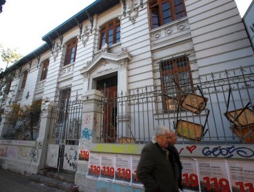 Carabineros ingresa al Liceo de Aplicación encontrando diversos daños y rayados en su interior