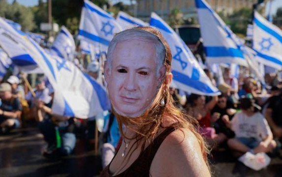 Israel aprueba controvertida ley que le quita poderes a la Corte Suprema en medio de masivas protestas