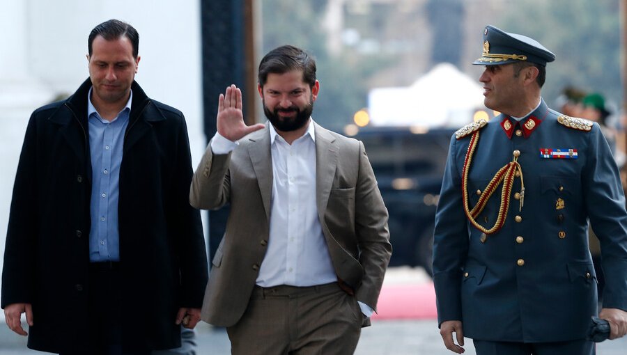 Presidente Boric retoma labores en La Moneda en medio de polémica por robo de computadores