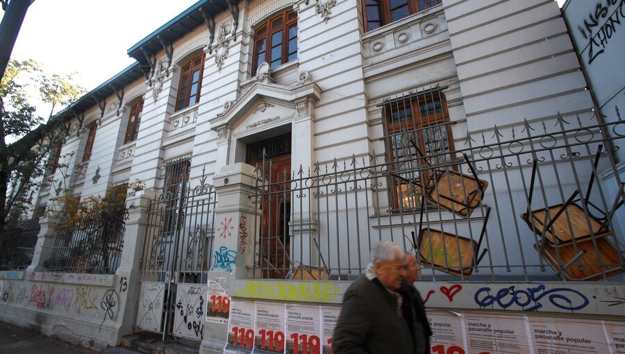 Carabineros ingresa al Liceo de Aplicación encontrando diversos daños y rayados en su interior