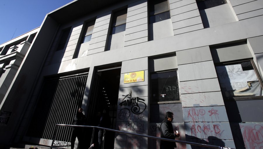 Grupo de apoderados del Liceo de Aplicación denuncia venta de drogas y "amenazas constantes" contra alumnos y profesores