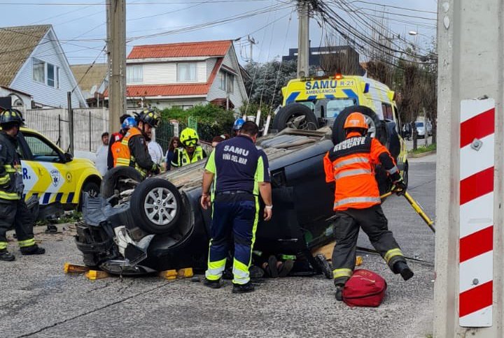 Una persona lesionada dejó el volcamiento de un vehículo en sector de Reñaca en Viña del Mar