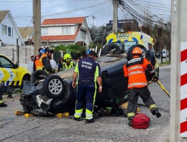 Una persona lesionada dejó el volcamiento de un vehículo en sector de Reñaca en Viña del Mar