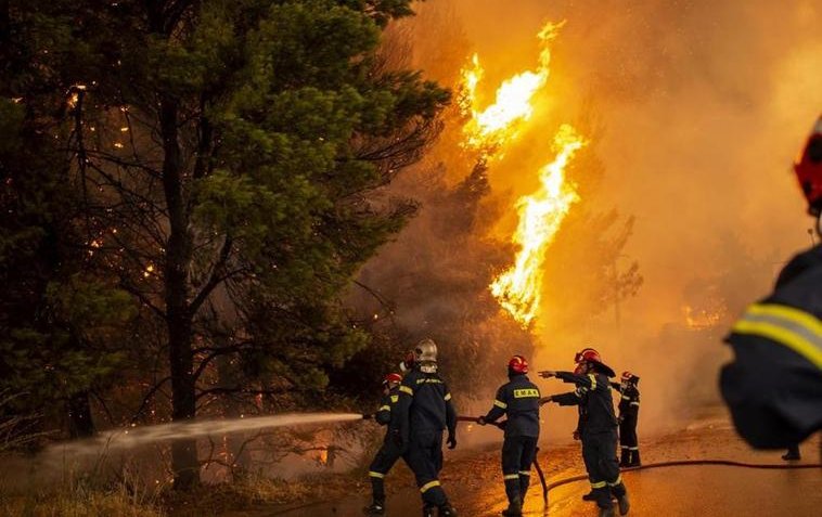 Incendios fuera de control en el Mediterráneo ya dejan más de 40 personas fallecidas