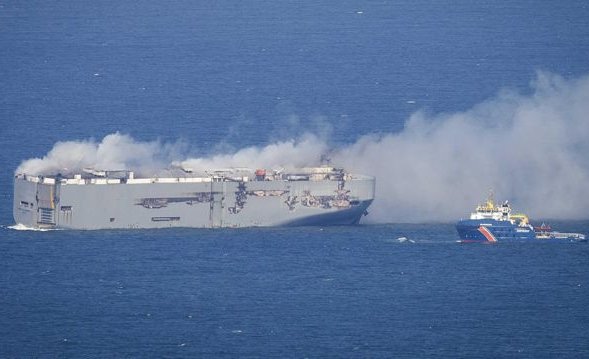 Un fallecido y 22 heridos deja incendio de barco con 3 mil automóviles frente a la isla neerlandesa de Ameland