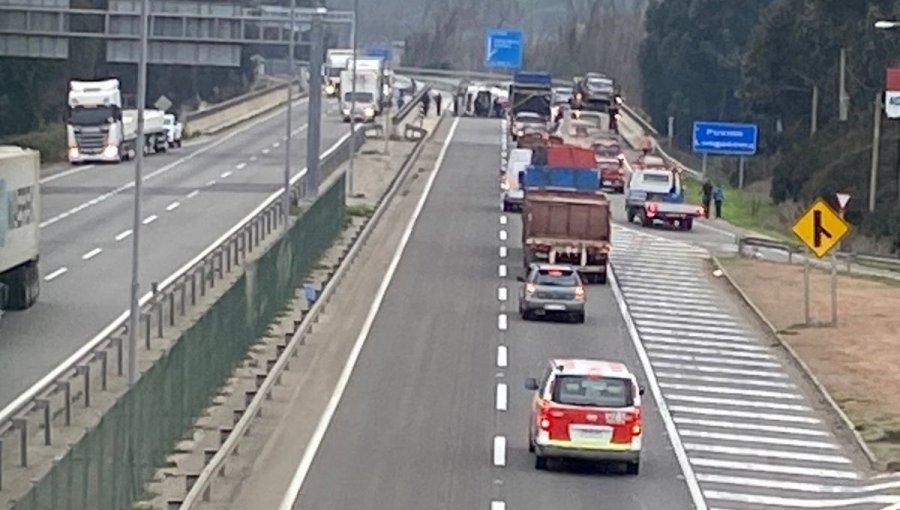 Volcamiento de camión genera suspensión de tránsito en la ruta 5 Norte en el sector de Longotoma