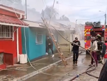 Dos viviendas con daños y siete personas afectadas dejó un incendio en la población Chile Nuevo de Quillota