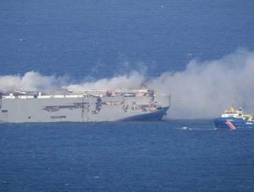 Un fallecido y 22 heridos deja incendio de barco con 3 mil automóviles frente a la isla neerlandesa de Ameland