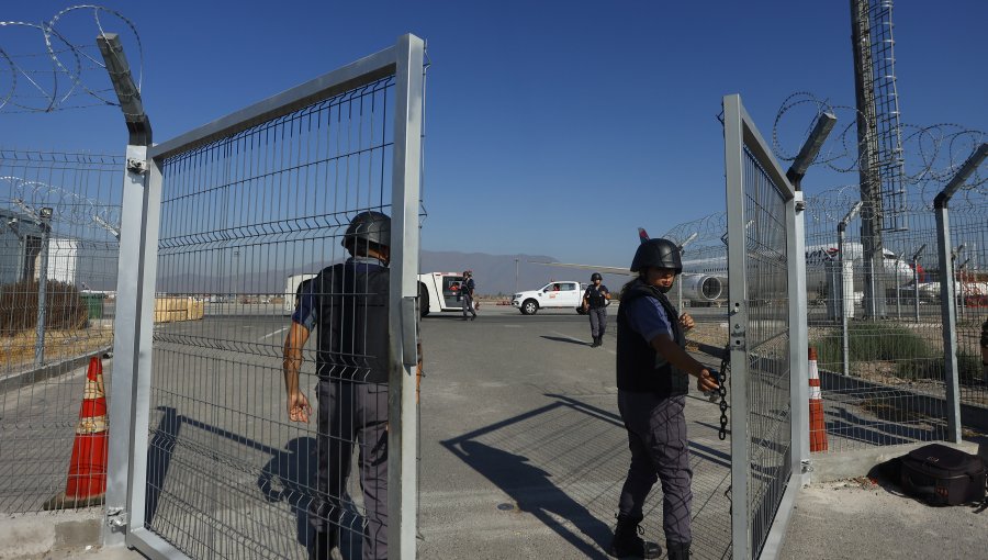 Frustran asalto a mano armada al interior del aeropuerto de Santiago: dos detenidos