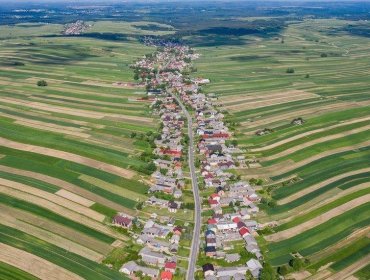 El pintoresco pueblo de una sola calle en el sur de Polonia donde viven 6 mil personas