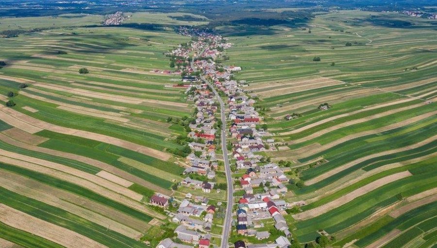 El pintoresco pueblo de una sola calle en el sur de Polonia donde viven 6 mil personas