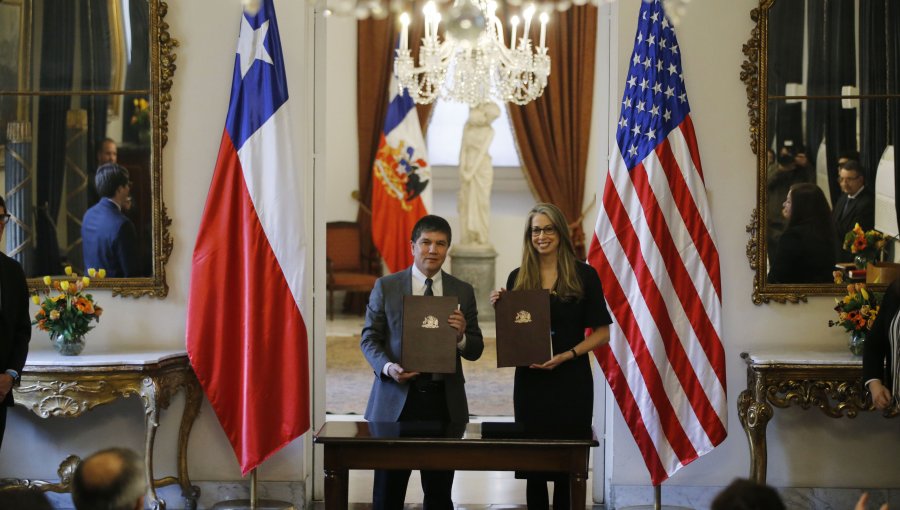 Gobierno firma acuerdo con EE.UU. para prevenir delitos graves y Chile mantendrá su status en el programa Visa Waiver