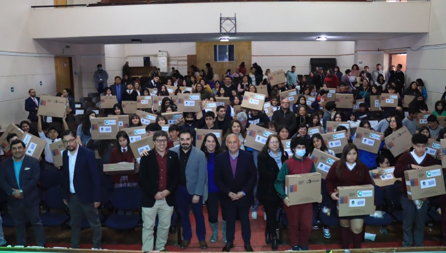 Entregan 112 computadores a estudiantes de educación básica de la provincia de San Felipe